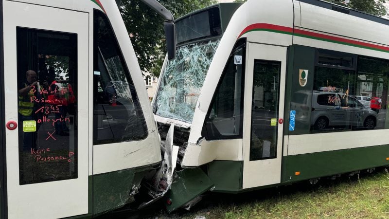 Die Ursache für die Kollision der Trambahnen in Augsburg blieb zunächst unklar.