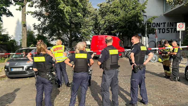 Polizisten sperren den Tatort ab - ein Mann ist in Berlin-Gesundbrunnen durch einen Messerstich in den Bauch getötet worden.