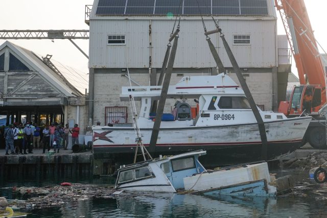 Einsatzkräfte beseitigen Schäden, die Hurrikan «Beryl» im Hafen von Bridgetown verursacht hat.
