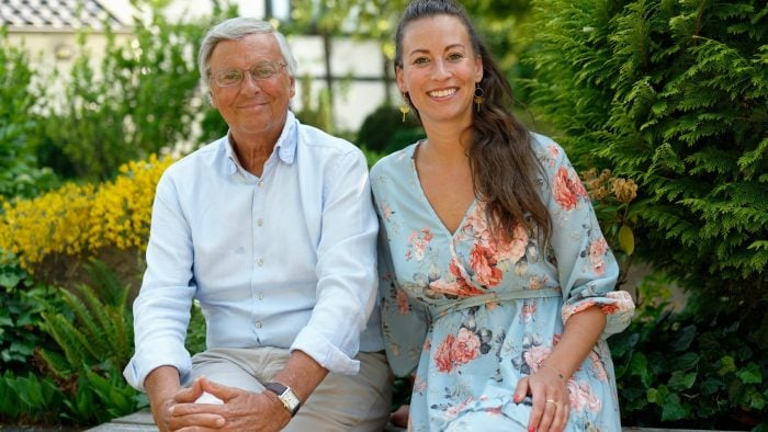 Caroline Bosbach sitzt neben ihrem Vater Wolfgang, kurz vor dessen 70. Geburtstag im Juni 2022. Nun will sie für den Bundestag kandidieren.