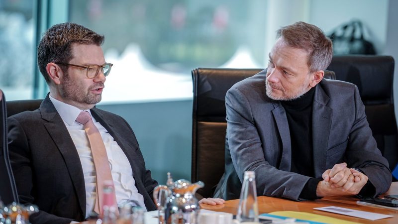 Finanzminister Christian Lindner und Justizminister Marco Buschmann (beide FDP) lehnen das neue Wehrdienstmodell von Verteidigungsminister Boris Pistorius (SPD) ab - die Gründe gab es schriftlich. (Archivbild)