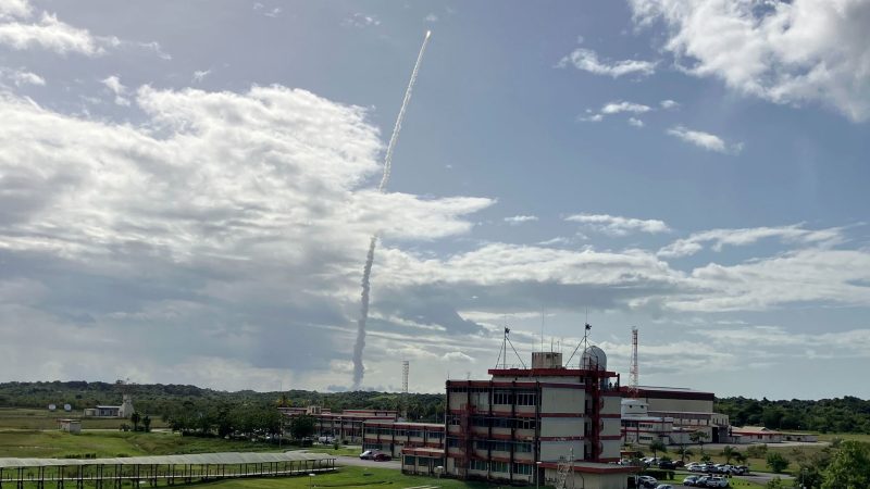 Der Flug der Rakete dauert knapp drei Stunden.