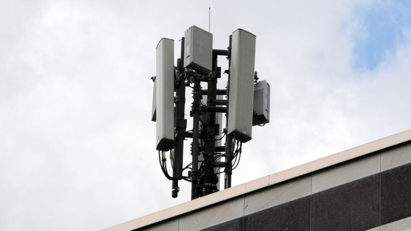 Mobilfunkantennen des Funkstandards 4G (länglich) und 5G (quadratisch) sind auf einem Dach montiert.
