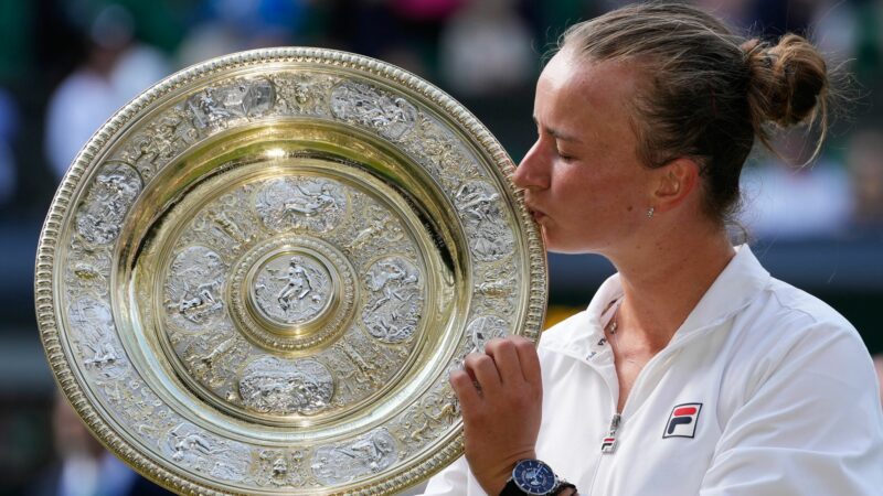 Barbora Krejcikova küsste ihre Trophäe nach dem Sieg im Finale.