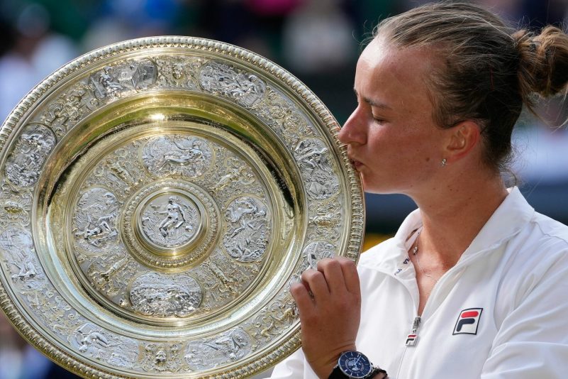 Barbora Krejcikova küsste ihre Trophäe nach dem Sieg im Finale.