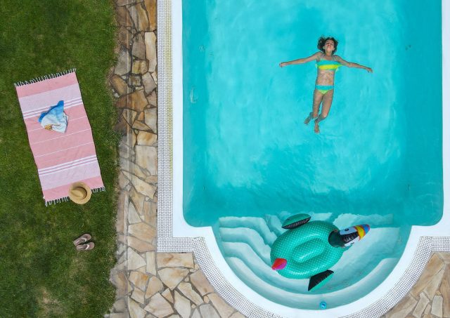 Luxus im eigenen Garten: Der Anteil der Häuser mit eigenem Pool ist in Immobilienanzeigen laut einer Studie gewachsen.