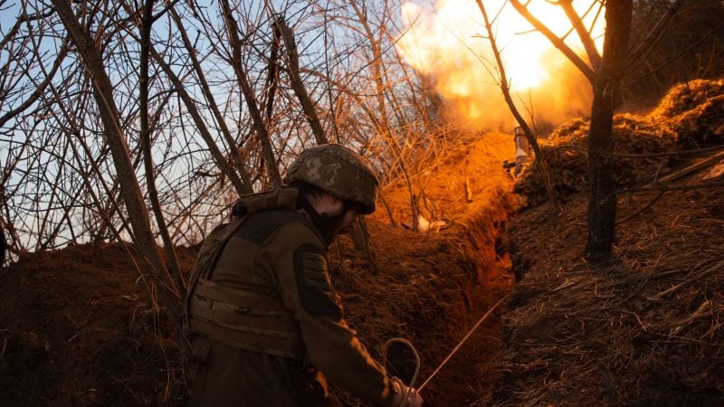 Ein ukrainischer Soldat feuert einen Mörser auf russische Stellungen ab. Die russischen Streitkräfte drängen weiter vor entlang der Frontlinie. (Archivbild)