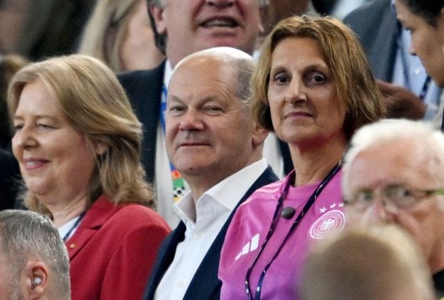 Bei der Fußball-Europameisterschaft saßen auch Bundeskanzler Olaf Scholz und seine Frau Britta Ernst bisweilen auf der Tribüne, hier mit Bundestagspräsidentin Bärbel Bas. (Archivbild)