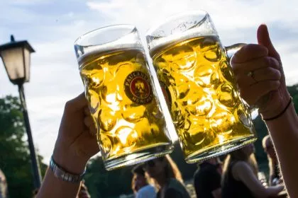 Alkoholfreier Biergarten „Die Null“ eröffnet in München