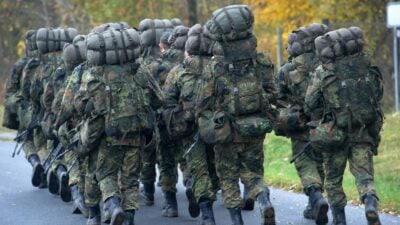 Bundeswehr rekrutiert Tausende Minderjährige
