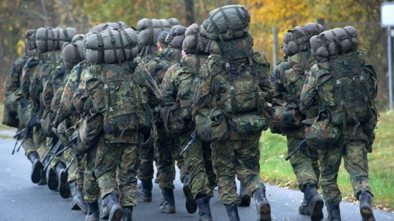 Bundeswehr rekrutierte im vergangenen Jahr 1.996 Rekruten unter 18 Jahren. (Archivbild)