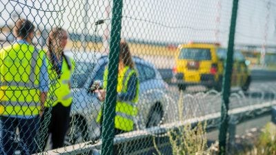 Nicht alle Aktivisten schafften es aufs Flughafengelände - eine Person sei am Zaun hängengeblieben, berichtete die Bundespolizei.