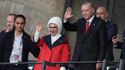 Recep Tayyip Erdogan (2.v.r), Präsident der Türkei, und seine Frau Emine Erdogan winken vor dem Spiel auf der Tribüne.