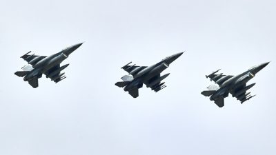 Selenskyj: Ukraine hat erste F-16-Kampfjets erhalten