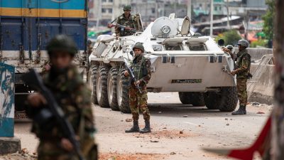 Streitkräfte aus Bangladesch patrouillieren in den Straßen von Dhaka