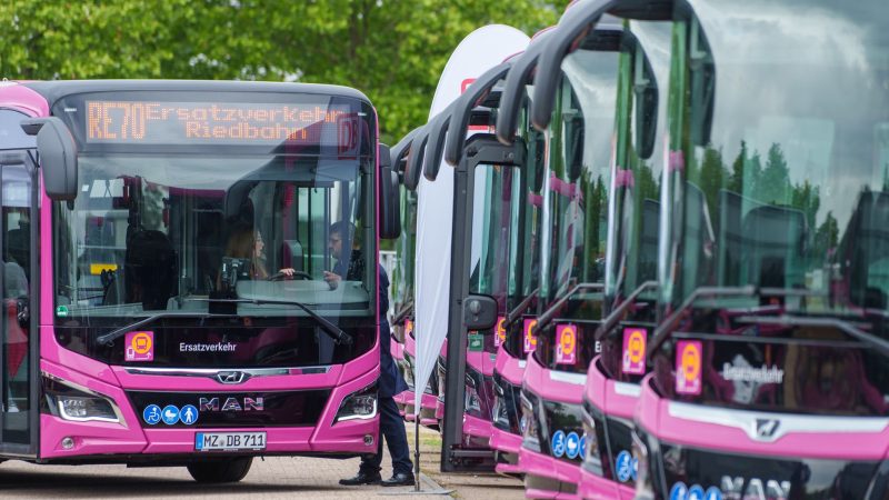 Für den Ersatzverkehr hat die Bahn 150 Gelenk- und Überlandbusse gekauft und gut 400 Busfahrerinnen und Busfahrer aus dem In- und Ausland eingestellt.