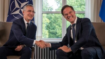 Der eine kommt, der andere geht: Jens Stoltenberg (links) übergibt das Amt des Nato-Generalsekretärs an Mark Rutte.