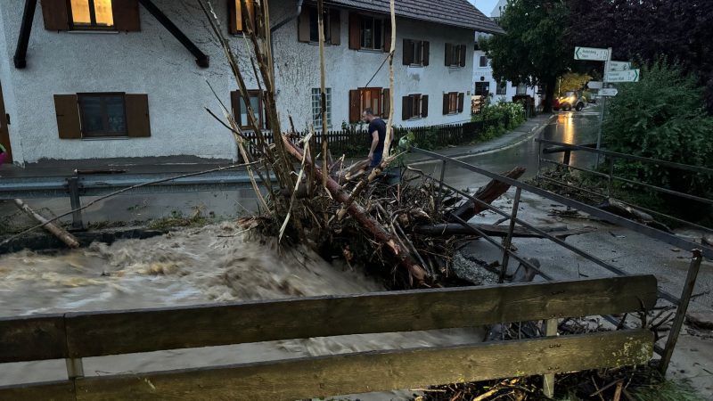 Im Süden Bayerns  sorgten Gewitter mit Hagel und Starkregen für vollgelaufene Keller, überflutete Straßen und Verkehrsbehinderungen.