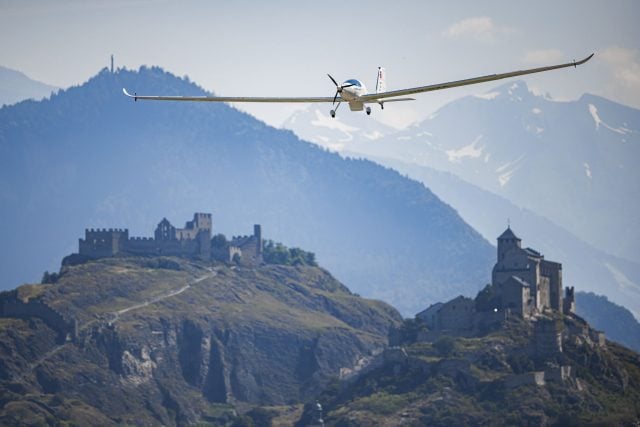 Flugzeug im Anflug: ein solarbetriebener Flugzeugprototyp bei der Landung im schweizerischen Sion.