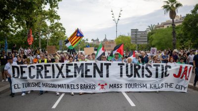 Barcelona gegen Massentourismus: „Touristen raus aus unserem Viertel“