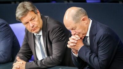 Nachdenken im Bundestag: Bundeskanzler Olaf Scholz und Bundeswirtschaftsmister Robert Habeck während der Bundestagssitzung.