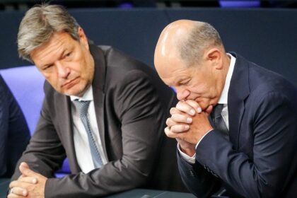 Nachdenken im Bundestag: Bundeskanzler Olaf Scholz und Bundeswirtschaftsmister Robert Habeck während der Bundestagssitzung.