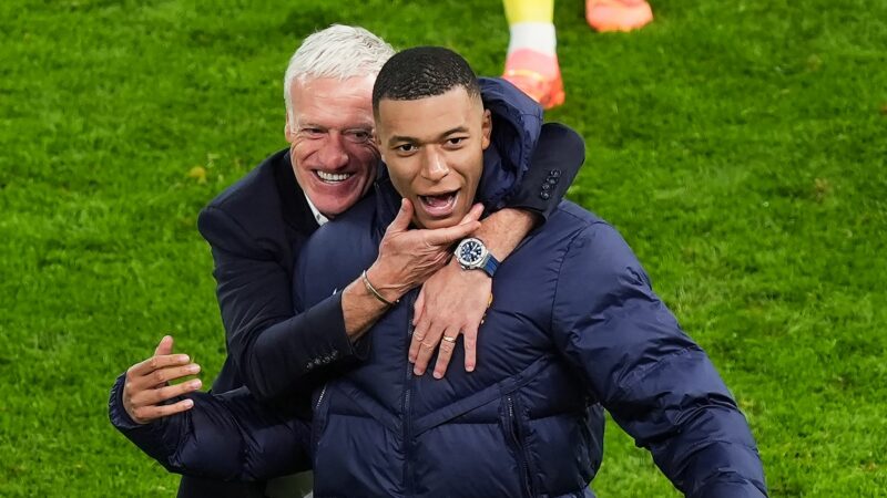 Frankreichs Trainer Didier Deschamps feiert mit Kylian Mbappé nach dem Sieg gegen Portugal.