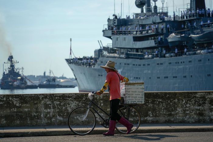 Ein russisches Militärschiff läuft in den Hafen von Havanna ein.