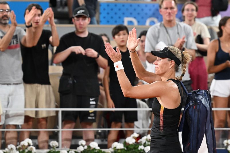 Angelique Kerber applaudiert nach ihrer Niederlage dem Publikum.