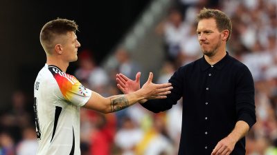 Enttäuscht stehen Toni Kroos und Julian Nagelsmann nach dem verlorenen Viertelfinale gegen Spanien bei der Fußball-EM auf dem Platz.