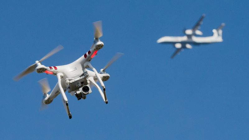 Im ersten Halbjahr 2024 zählt die Deutsche Flugsicherung bundesweit 75 Behinderungen durch Drohnen.