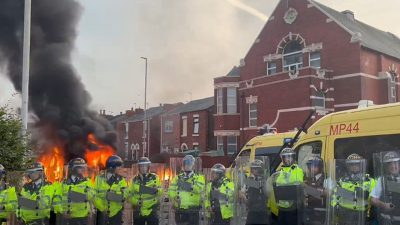 Ein Polizeiwagen ging in Flammen auf.