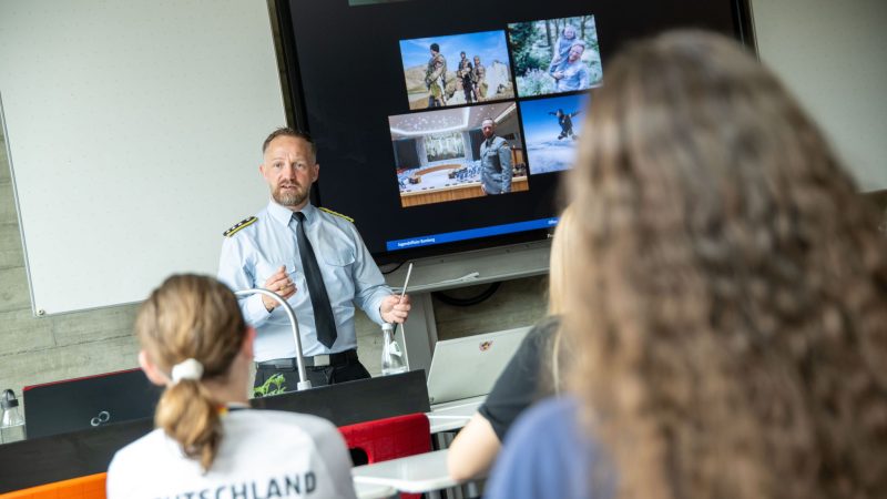 Jugendoffizier der Bundeswehr in einer Schulklasse (Archivbild)