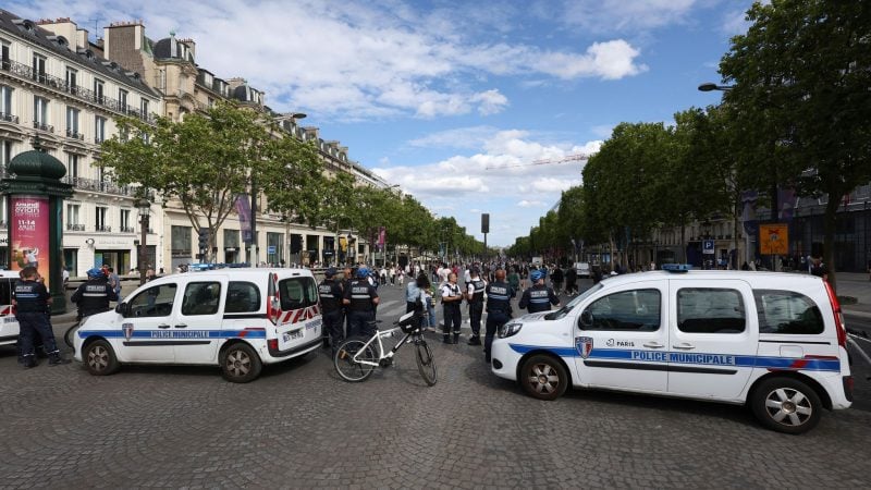 Nahe der Champs-Élysées sticht ein Mann auf einen Polizisten ein und wird niedergeschossen (Archivbild).