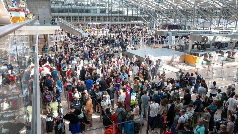 Betroffene Reisende tummeln sich am Flughafen Hamburg