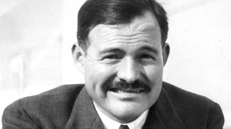 Der amerikanische Schriftsteller Ernest Hemingway (1899-1961) in jüngeren Jahren. (undatiertes Archivfoto)