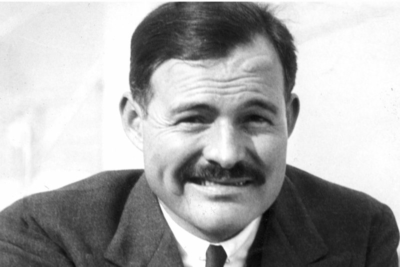 Der amerikanische Schriftsteller Ernest Hemingway (1899-1961) in jüngeren Jahren. (undatiertes Archivfoto)