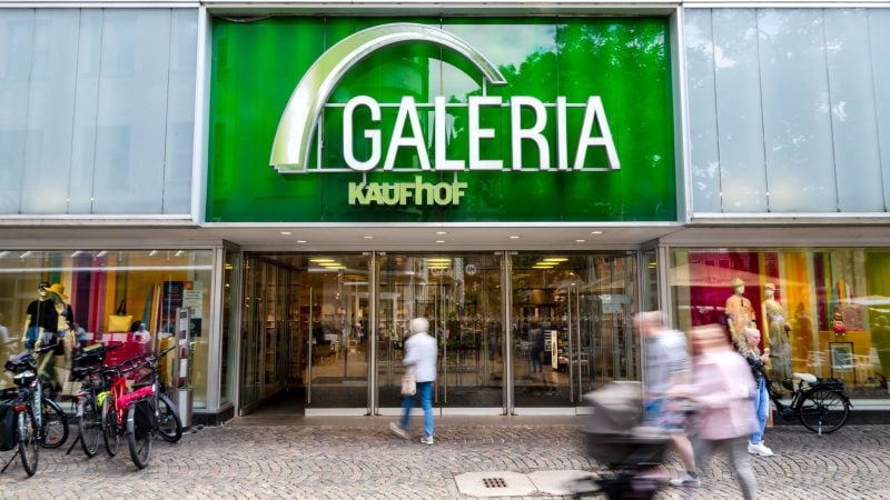 Eine Filiale der Kaufhauskette Galeria Kaufhof in der Fußgängerzone. Die Gewerkschaft Verdi hat ein Tarifangebot der Firma abgelehnt. (Archivbild)