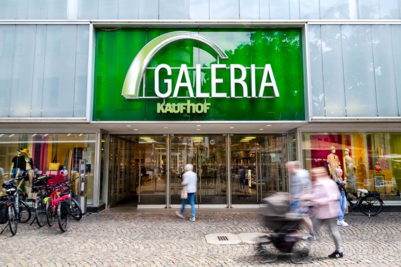 Eine Filiale der Kaufhauskette Galeria Kaufhof in der Fußgängerzone. Die Gewerkschaft Verdi hat ein Tarifangebot der Firma abgelehnt. (Archivbild)