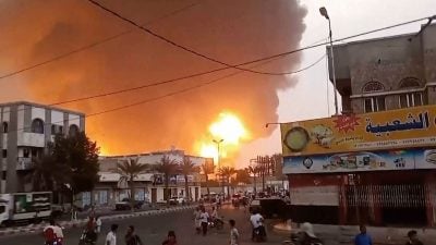 Der israelische Angriff auf einen Hafen im Jemen löste einen Brand aus.