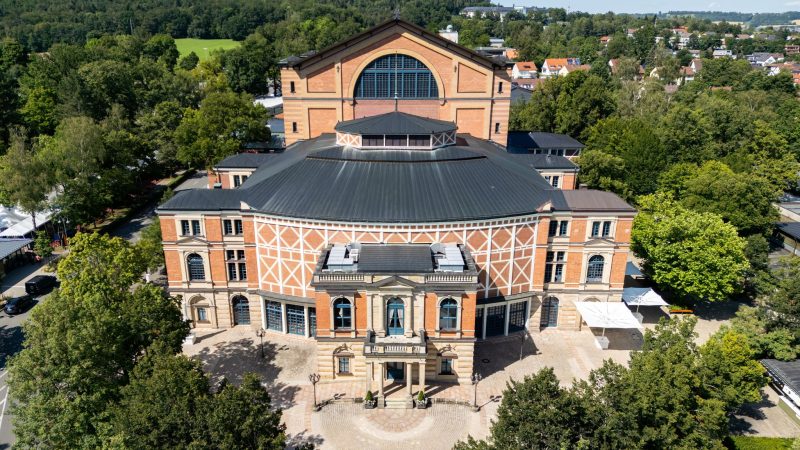 Das einzigartige Bayreuther Festspielhaus aus der Luft (Drohnenaufnahme).