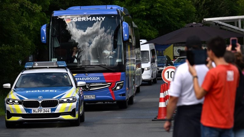 Der Bus der deutschen Fußball-Nationalmannschaft wird von der Polizei eskortiert.