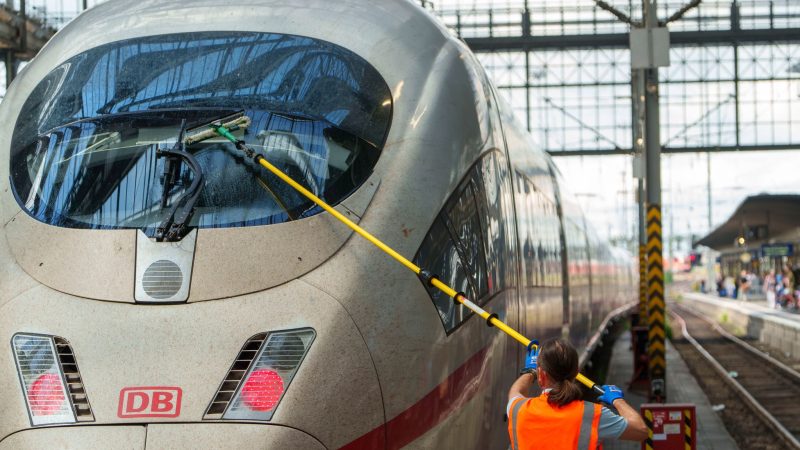 Im Fernverkehr verzeichnete die Bahn im ersten Halbjahr 2024 weniger Fahrgäste als im Vorjahreszeitraum.