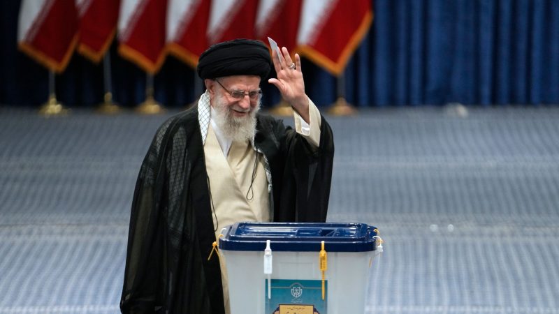 Im Iran ist nicht der Präsident, sondern Religionsführer Ajatollah Ali Chamenei das Staatsoberhaupt.