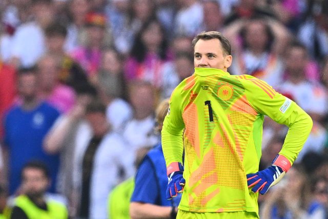 Enttäuscht steht Manuel Neuer nach dem verlorenen Vietelfinale gegen Spanien bei der Fußball-EM auf dem Spielfeld