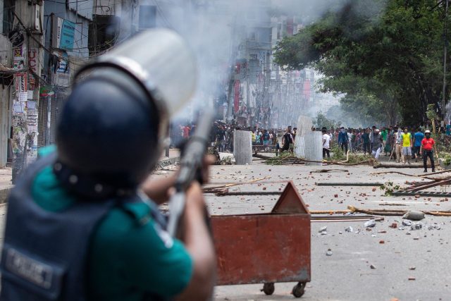Die Polizei feuert Tränengasgranaten ab, um protestierende Studenten zu vertreiben.