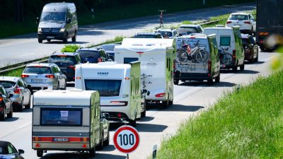 Die rechte Spur im Urlaubsverkehr gehört zunehmend den Wohnmobilen und Wohnwagen-Gespannen. (Symbolbild)