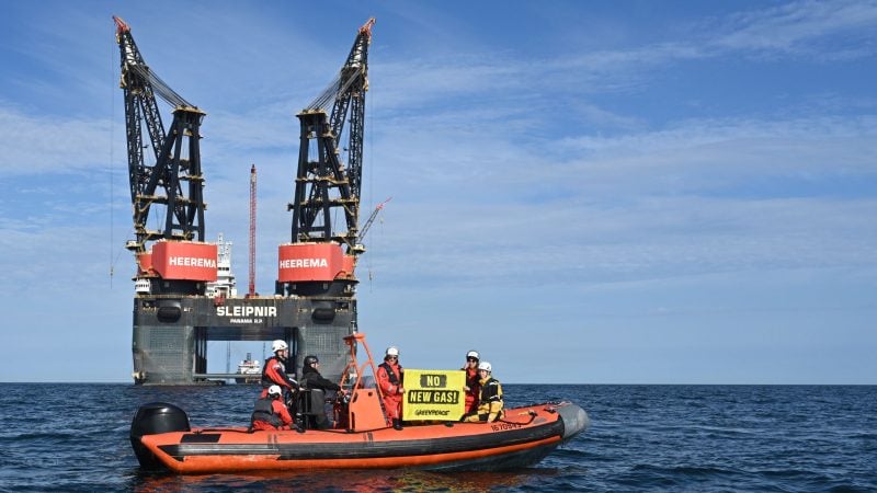 Greenpeace-Aktivisten blockieren weiter die Installation einer Bohrplattform nahe Borkum und Schiermonnikoog.