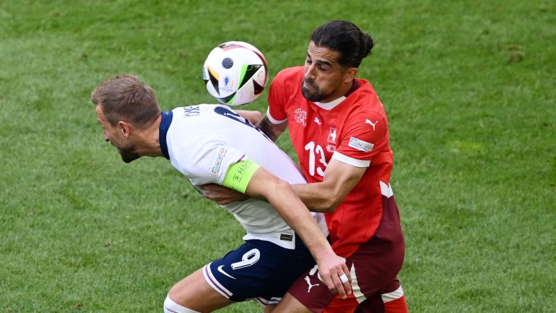 Englands Harry Kane (l) und der Schweizer Ricardo Rodriguez kämpfen um den Ball.