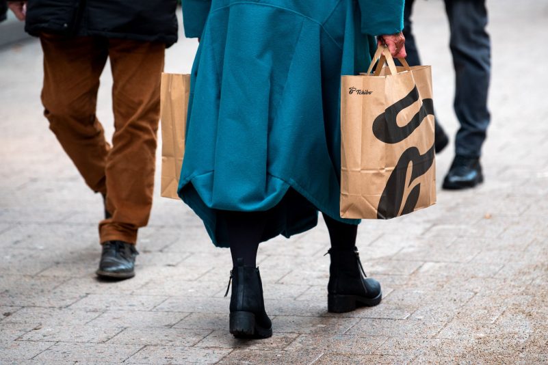 Eine Frau mit Einkaufstüten geht durch die Hamburger Innenstadt.